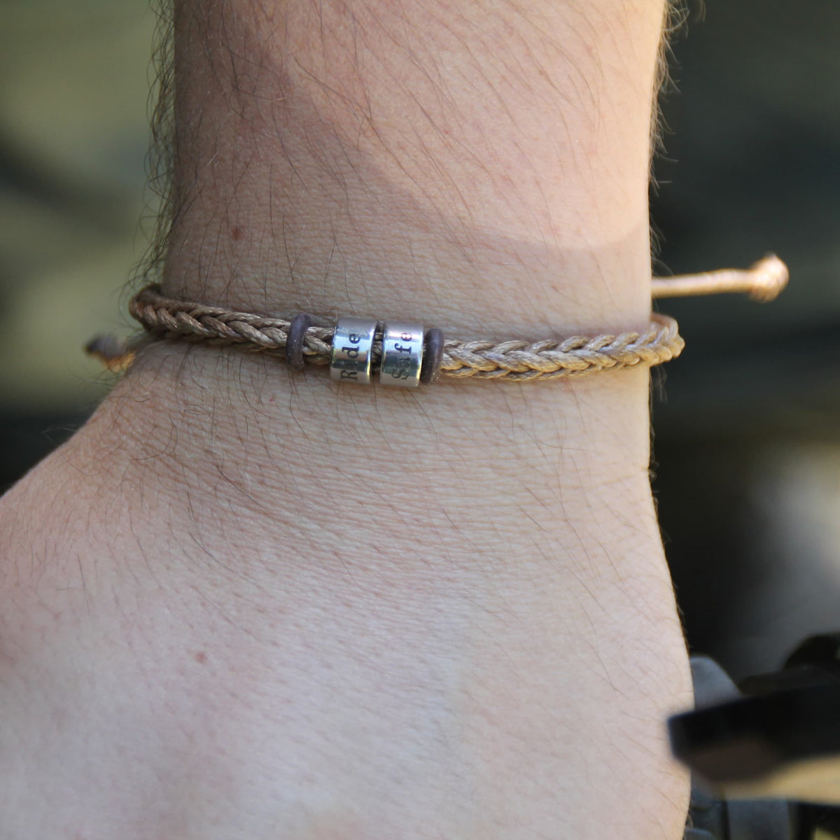 Bracelet simili cuir marron ajustable perles gravées Ride Safe? Cadeau motard original et pas cher !