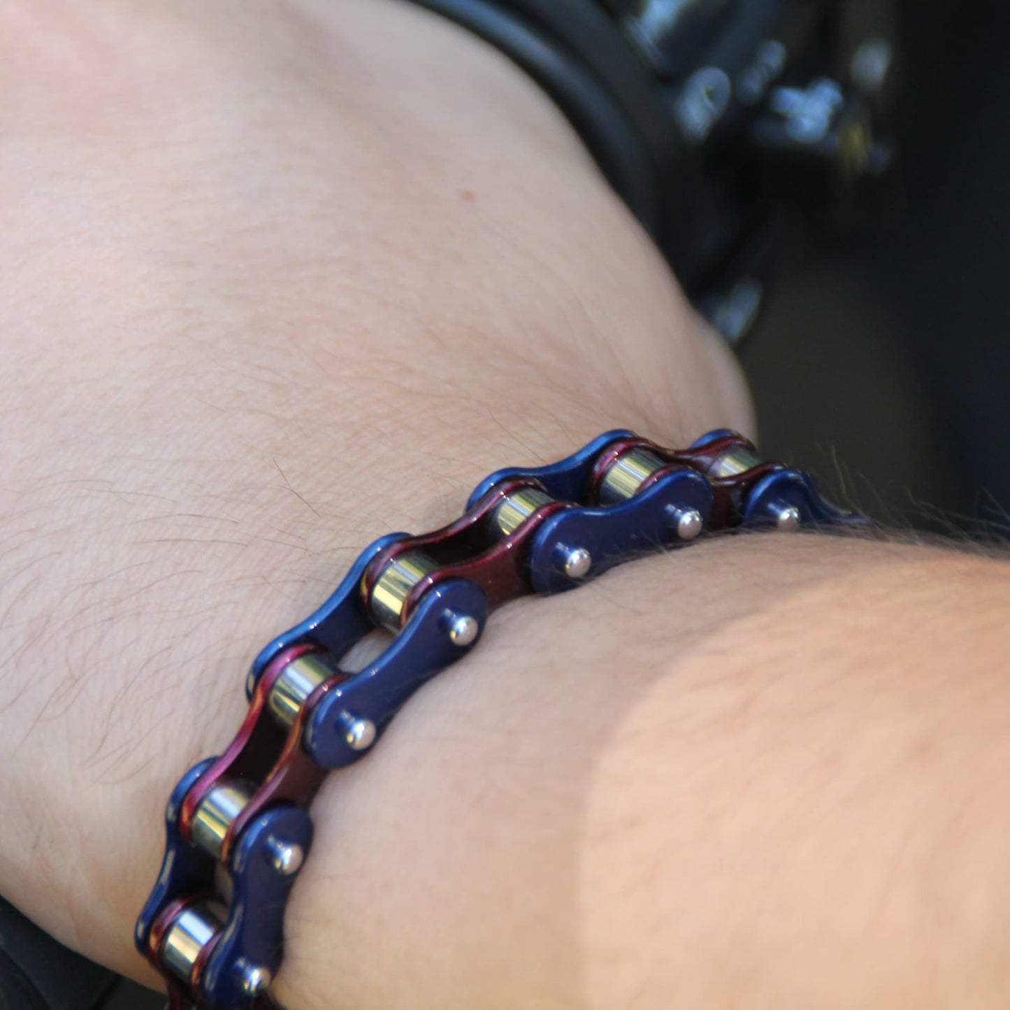 Details du bracelet motard style chaine de moto en acier inoxydable couleur bleu et pourpre.