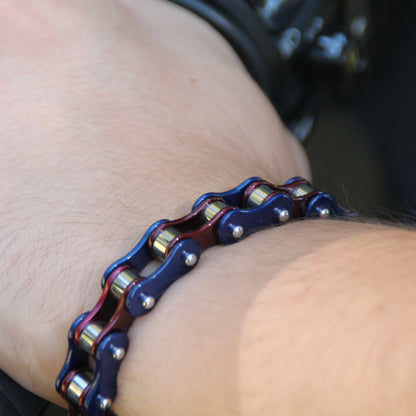Details du bracelet motard style chaine de moto en acier inoxydable couleur bleu et pourpre.