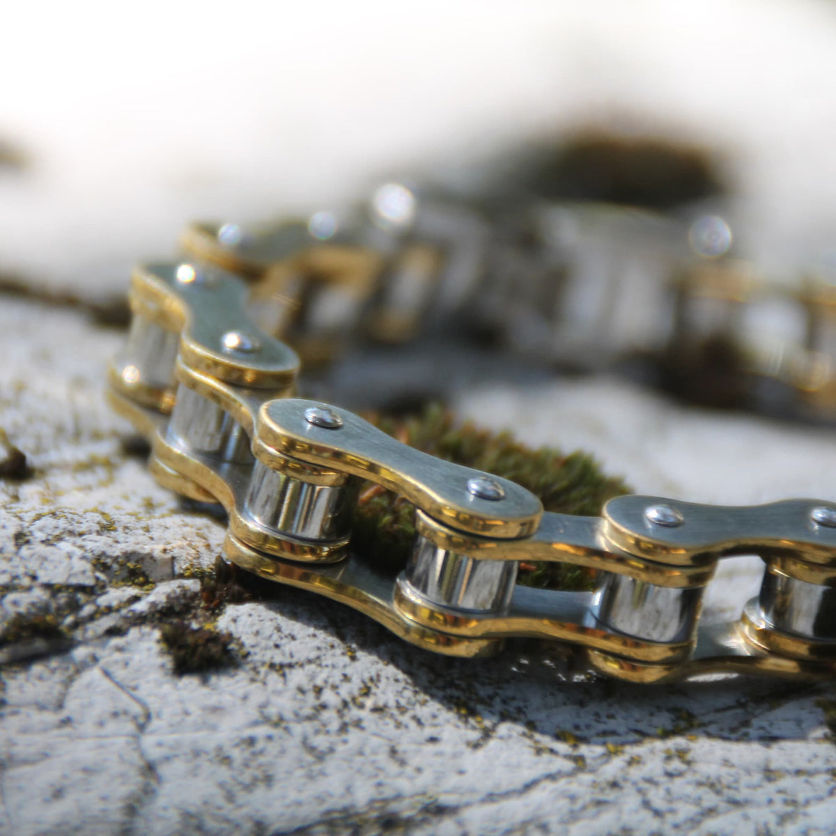 Zoom sur le Bracelet motard chaine moto acier brossé et doré