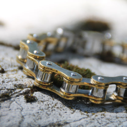 Zoom sur le Bracelet motard chaine moto acier brossé et doré