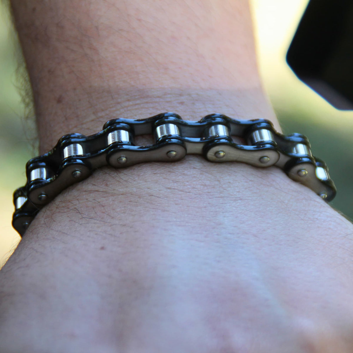Bracelet chaine de moto en acier inox noir et acier. Cadeau motard original. 