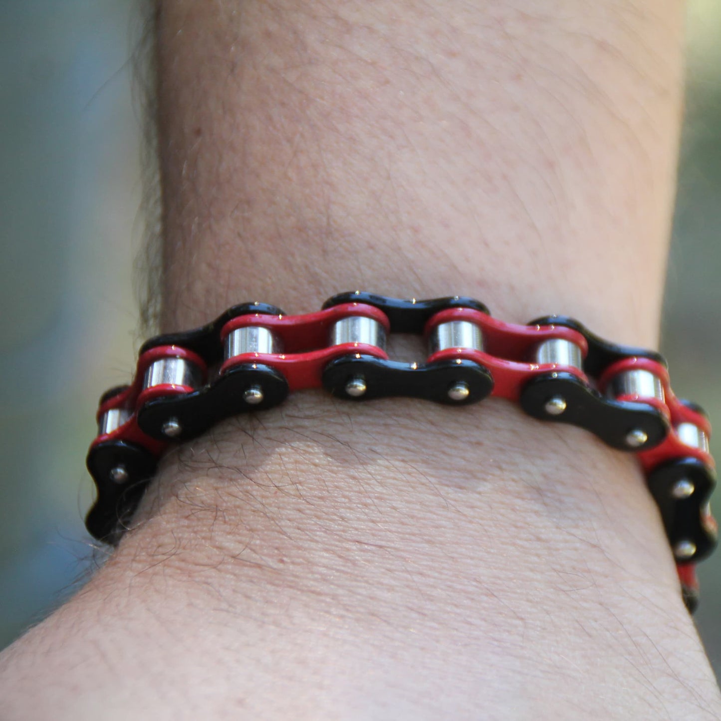 Bracelet motard style chaine de moto rouge et noir en acier inox. 