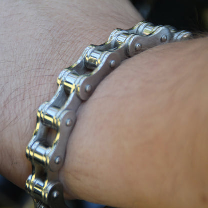 Zoom sur le Bracelet chaine moto en acier inoxydable. 