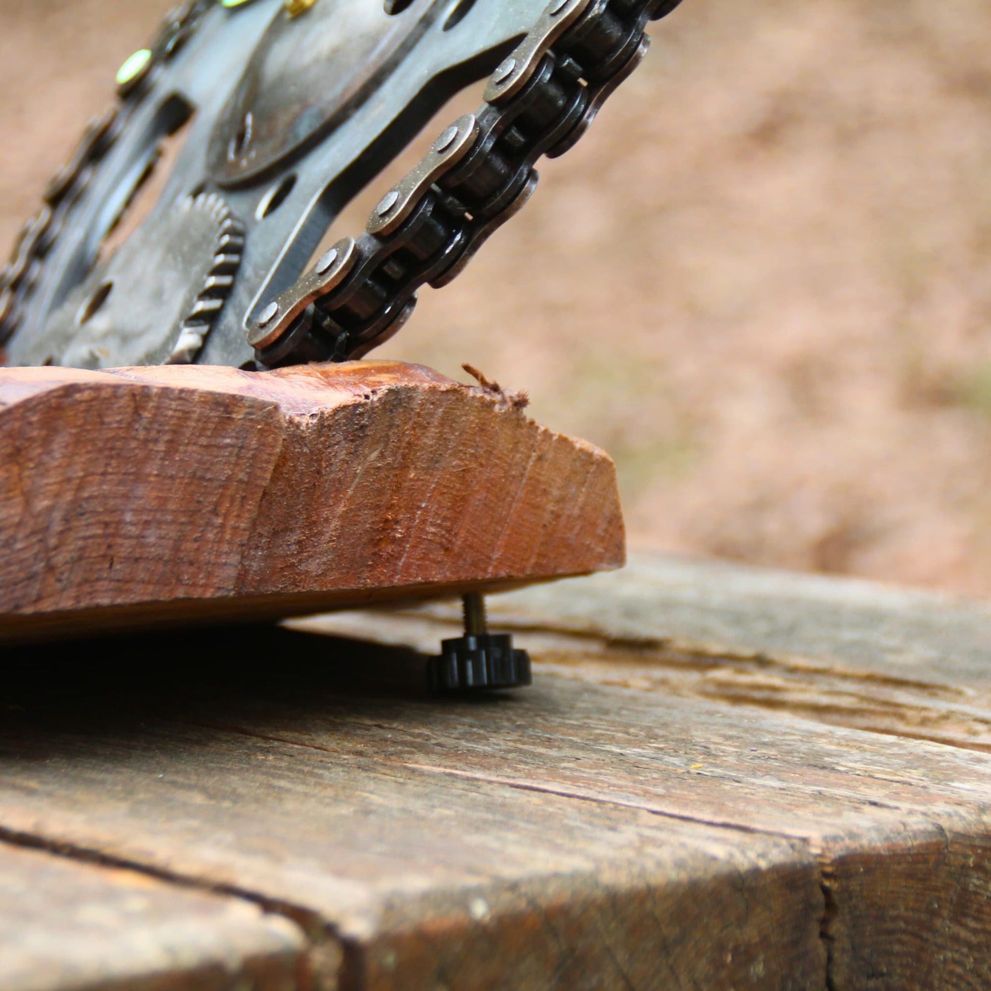 Pied à visser qui regle la stabilité de l'horloge à poser en bois disque de frein et chaine de moto.