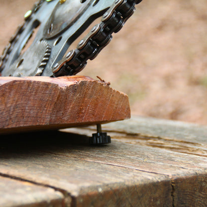 Pied à visser qui regle la stabilité de l'horloge à poser en bois disque de frein et chaine de moto.