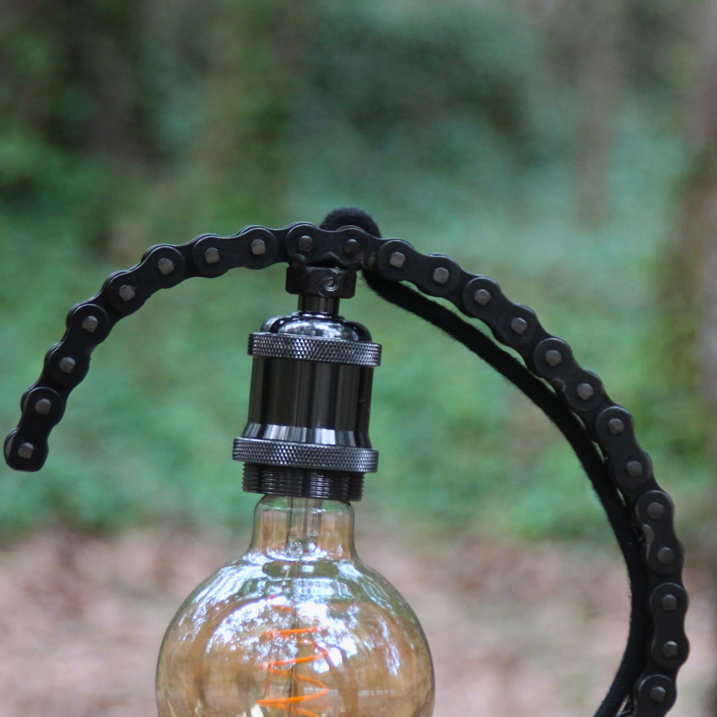 Zoom sur la Lampe industrielle en chaine de moto recyclée