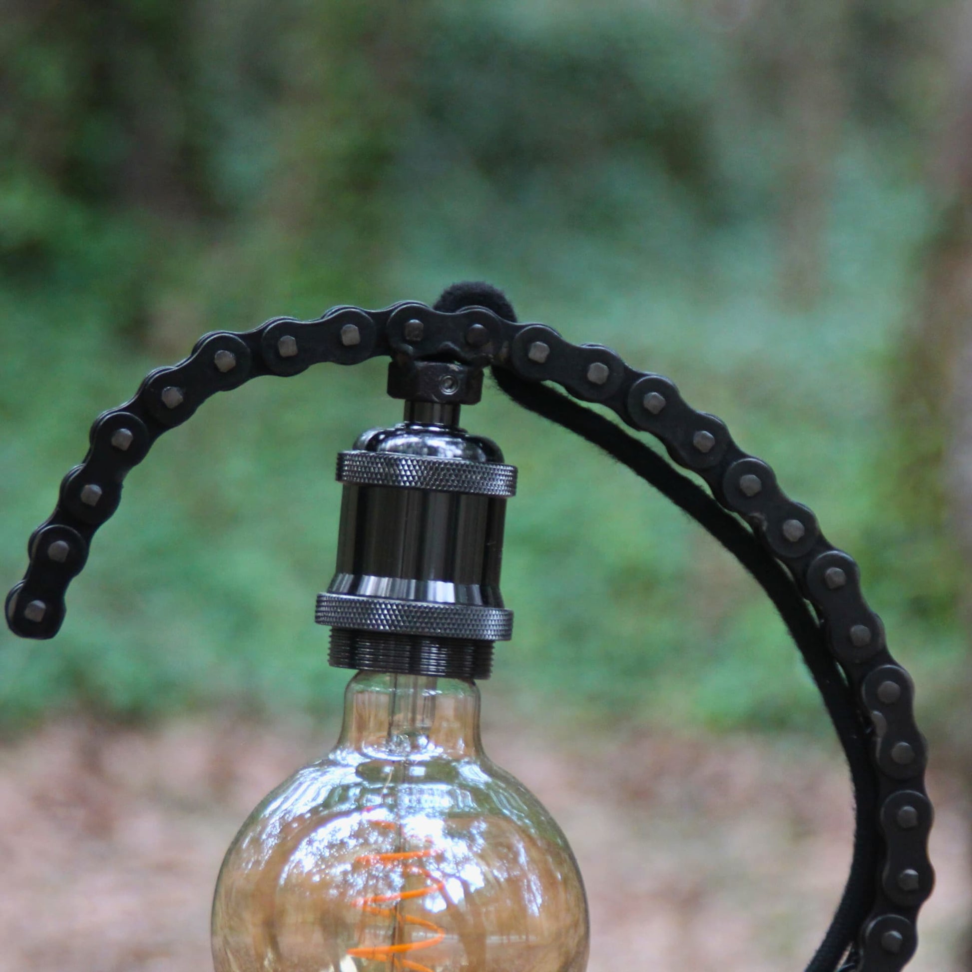 Zoom sur la Lampe industrielle en chaine de moto recyclée