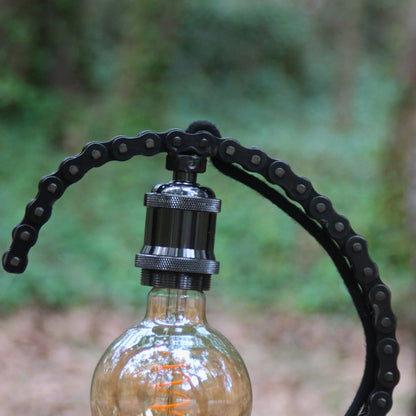 Zoom sur la Lampe industrielle en chaine de moto recyclée