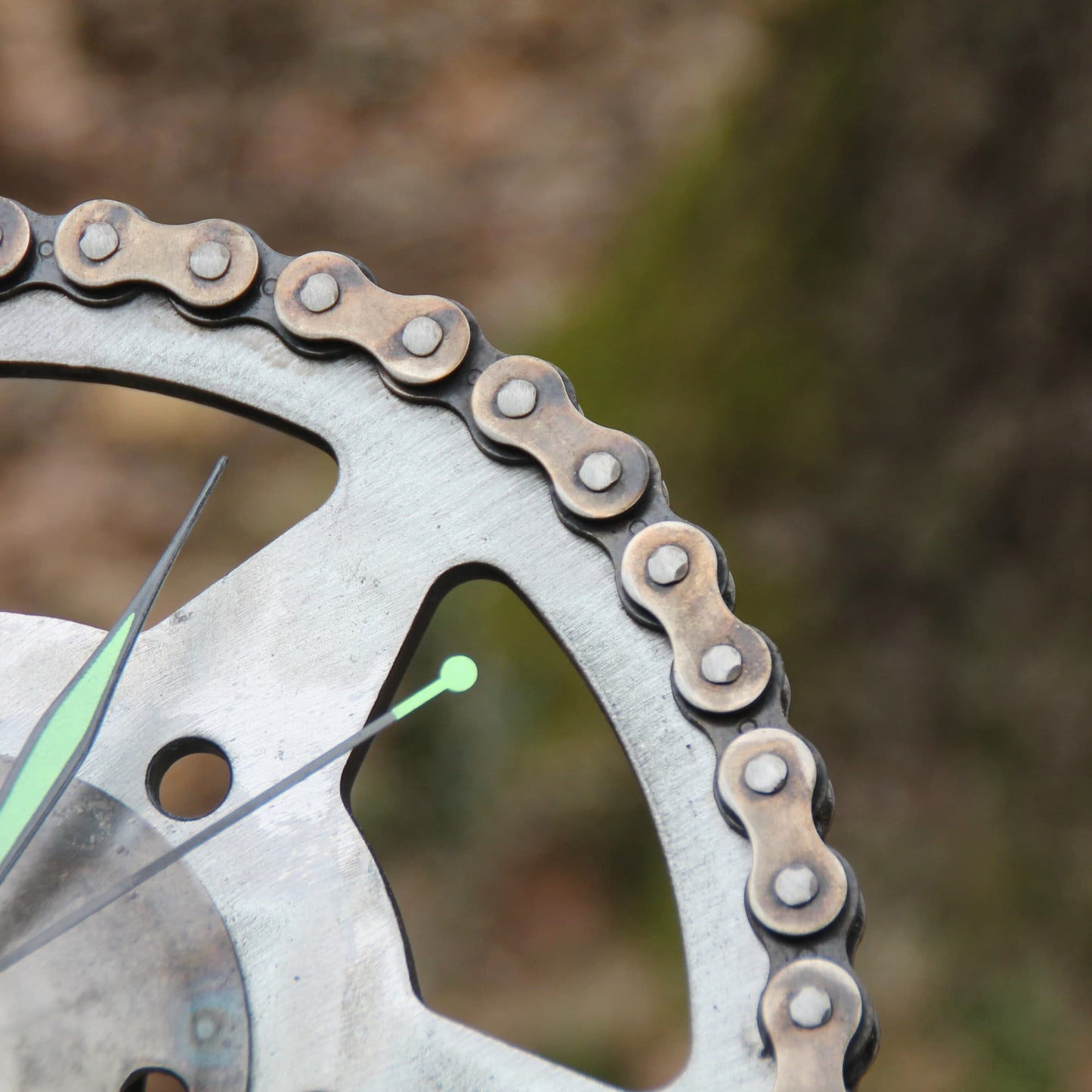 Zoom sur la chaine de moto véritable utilisée sur le disque de frein de l'horloge à poser