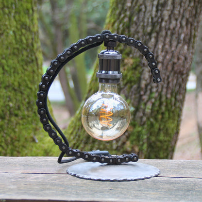Lampe industrielle en chaine de moto authentique et métal. Cadeau motard original