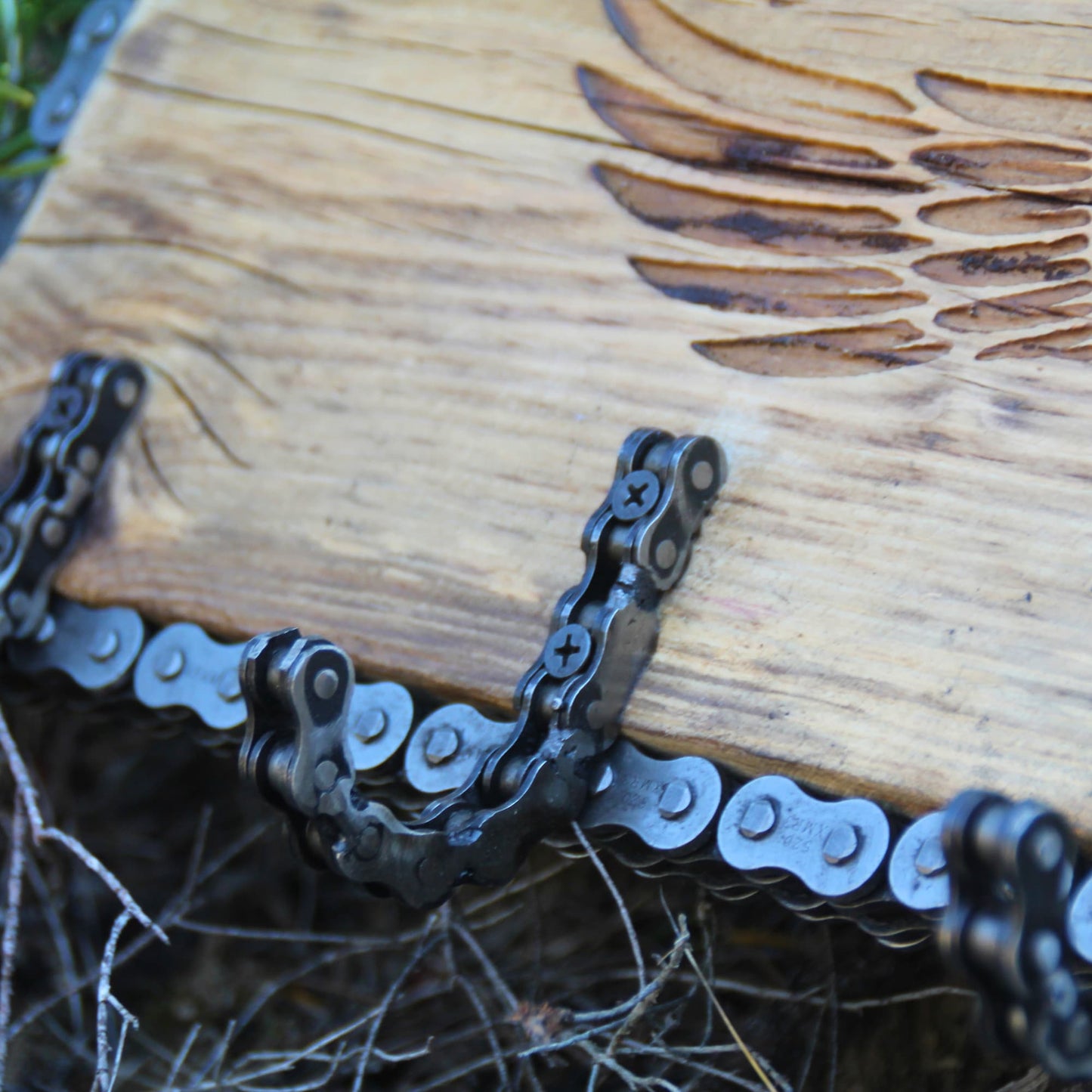 Zoom sur les crochets chaine de moto du porte manteau mural bois Ride or Die