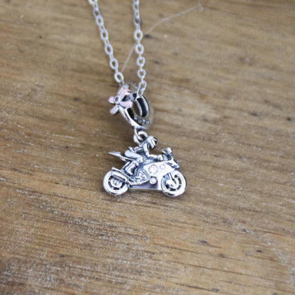 Collier charm argent 925 pendentif motarde sur sa moto noeud et zircons roses