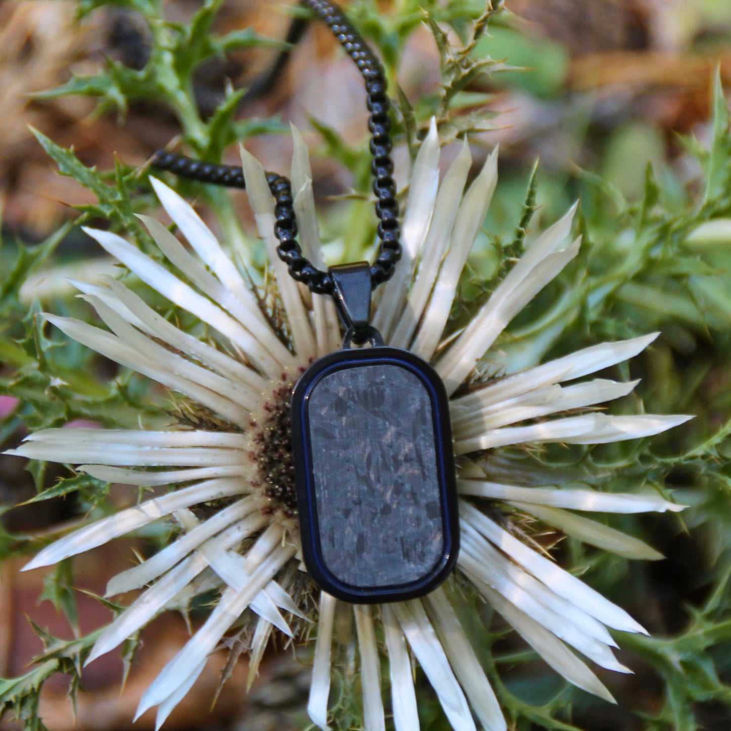 Détails du collier motard en acier inoxyable et pendentif carbone noir. Parfait pour un cadeau motard !