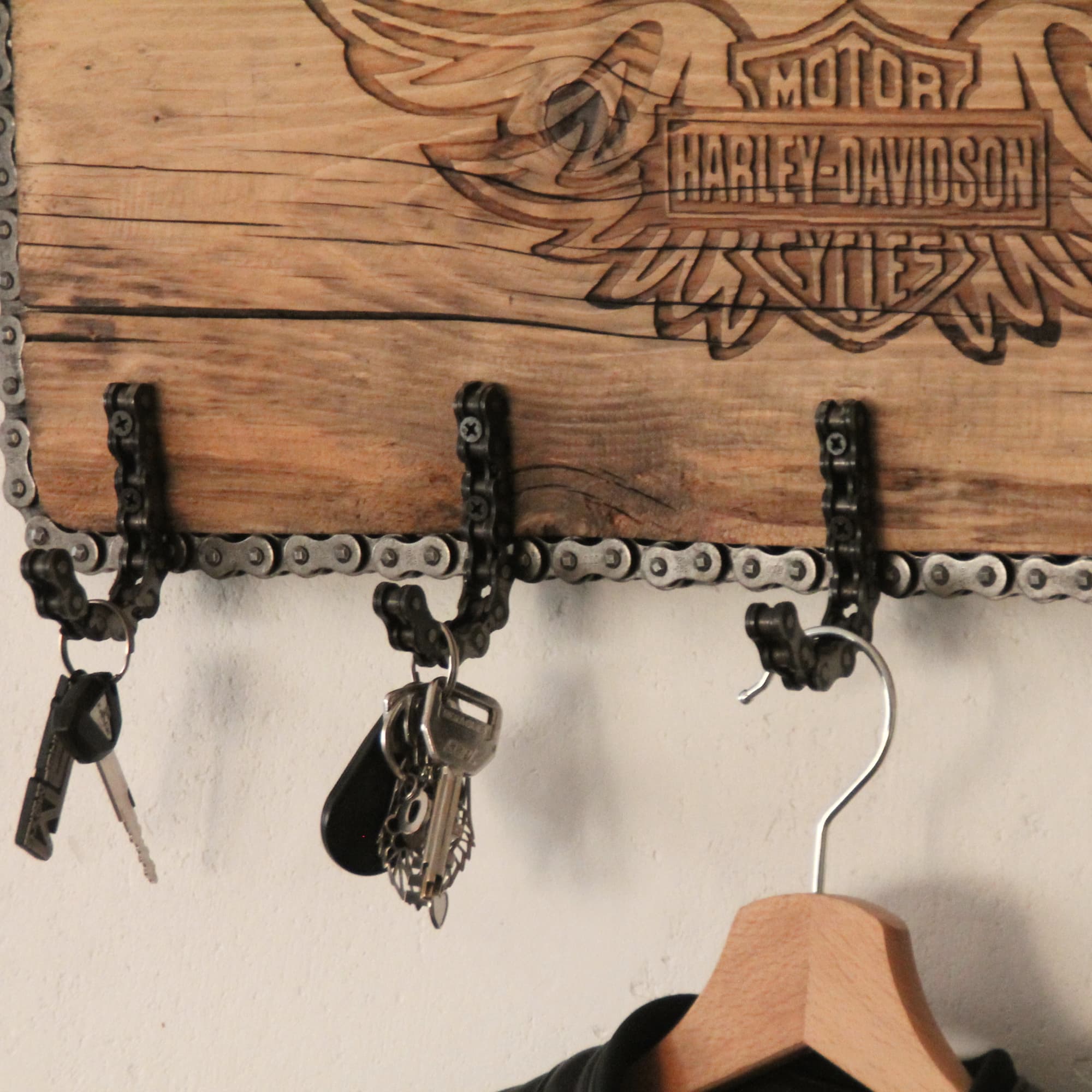 Zoom sur les crochets pour accessoires motard du porte manteau mural en bois et chaine de moto Harley Davidson