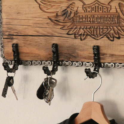 Zoom sur les crochets pour accessoires motard du porte manteau mural en bois et chaine de moto Harley Davidson