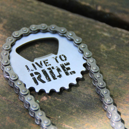 Zoom sur le décapsuleur en chaine Live To Ride