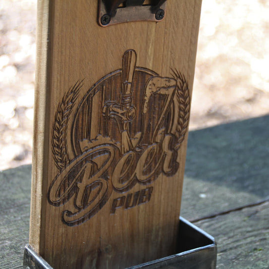 Zoom sur la gravure du décapsuleur en bois Beer Pub