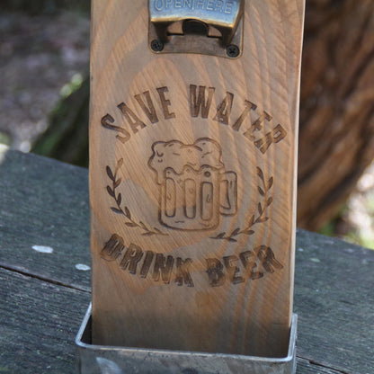 Zoom sur la gravure du décapsuleur artisanal mural en bois gravé. Message humoristique "Save water drink beer !"