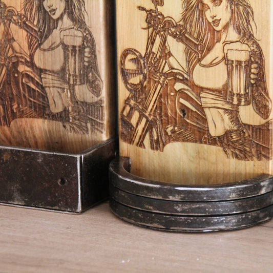 Décapsuleurs muraux en bois et métal recyclé. 