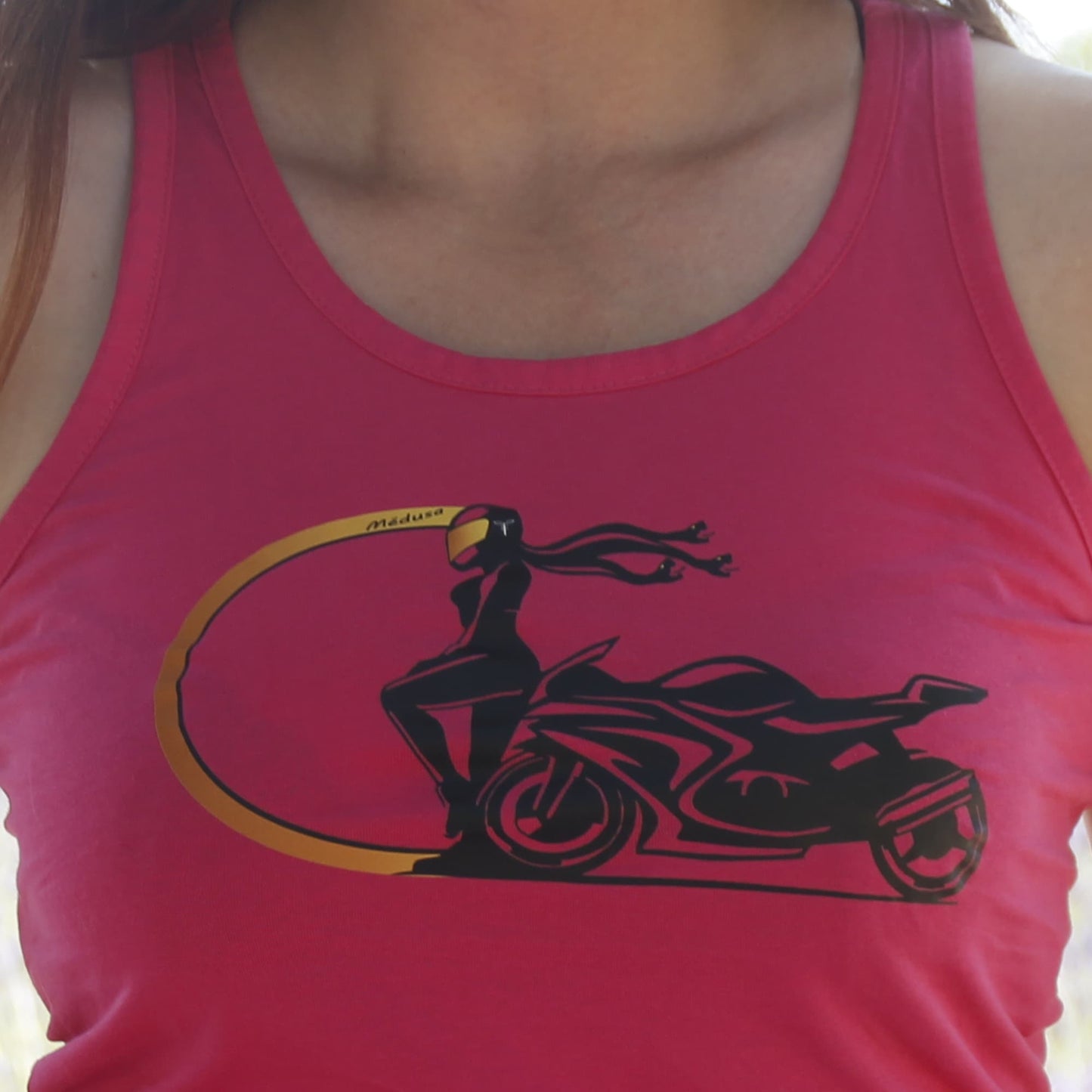 Zoom sur le débardeur rose Médusa by Theia Moto. édusa. 