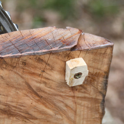 Vue de dessous de l'horloge. Cale en bois permettant de stabiliser la forme irrégulière naturelle du bois.