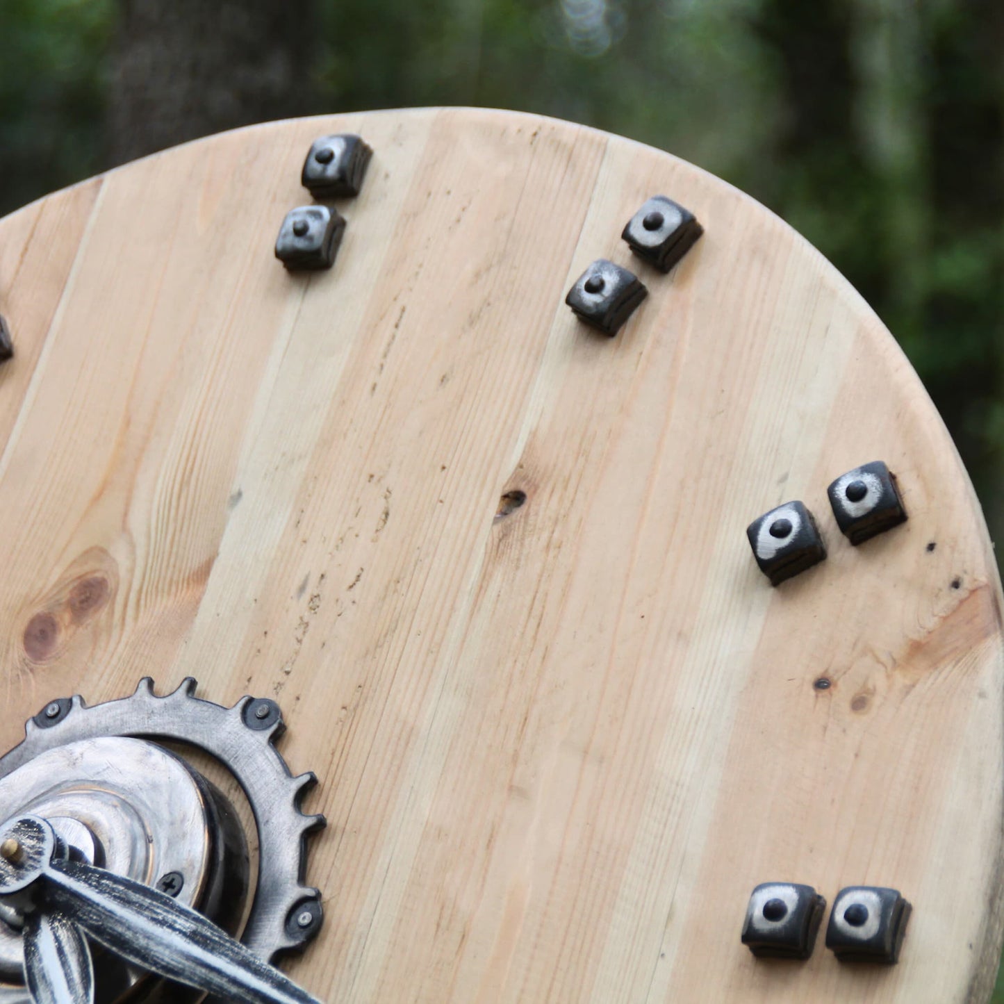 Détails sur les écrous bornges indiquant les heures sur l'horloge ronde en bois