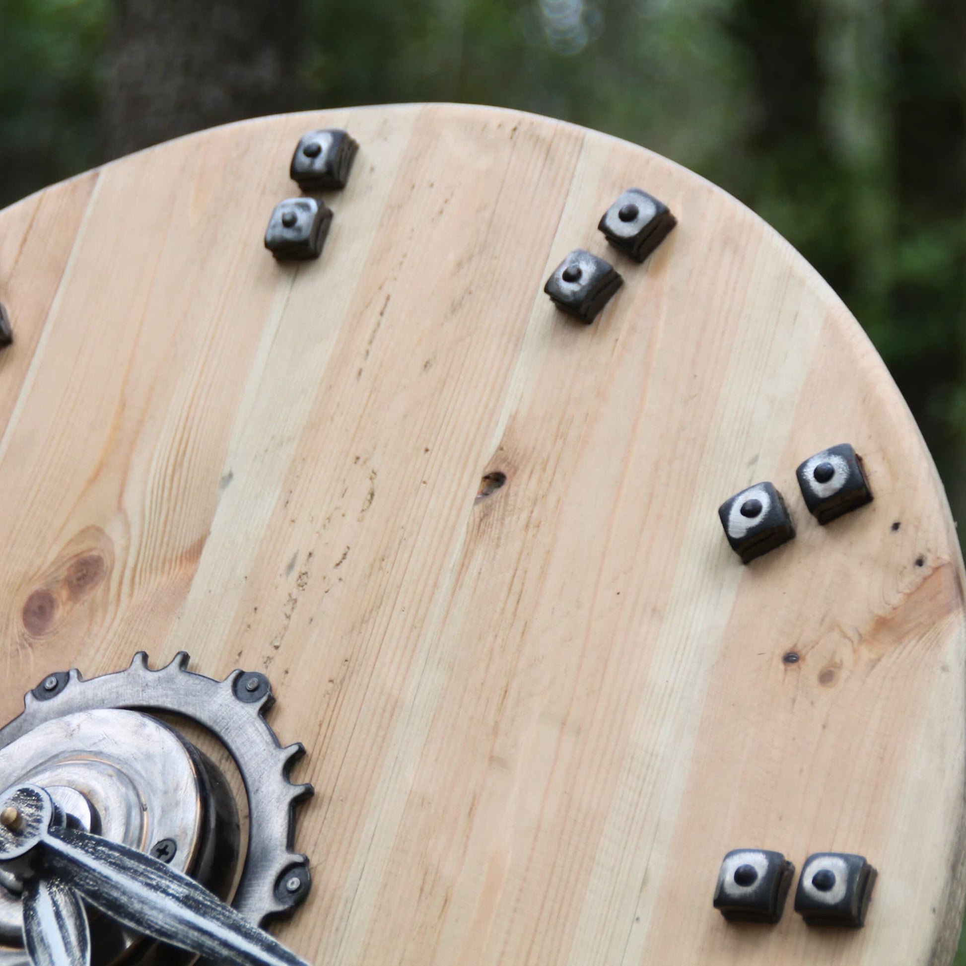 Détails sur les écrous bornges indiquant les heures sur l'horloge ronde en bois