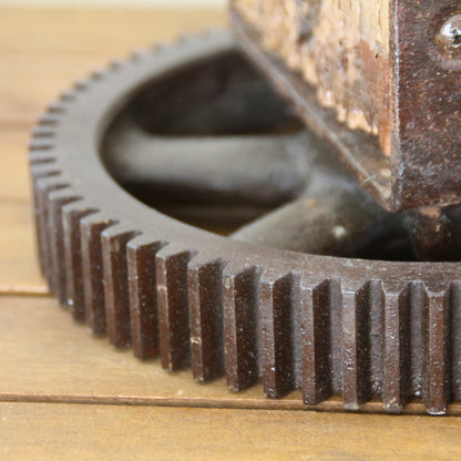 Zoom sur l'engrenage mécanique de la lampe artisanale – Élément vintage et industriel du design.