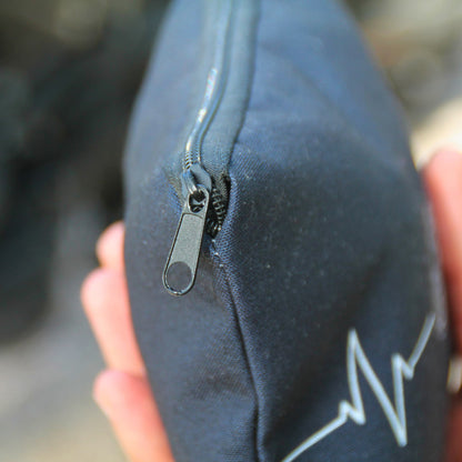 Zoom sur la fermeture éclair de la pochette tissu noire ligne de vie moto