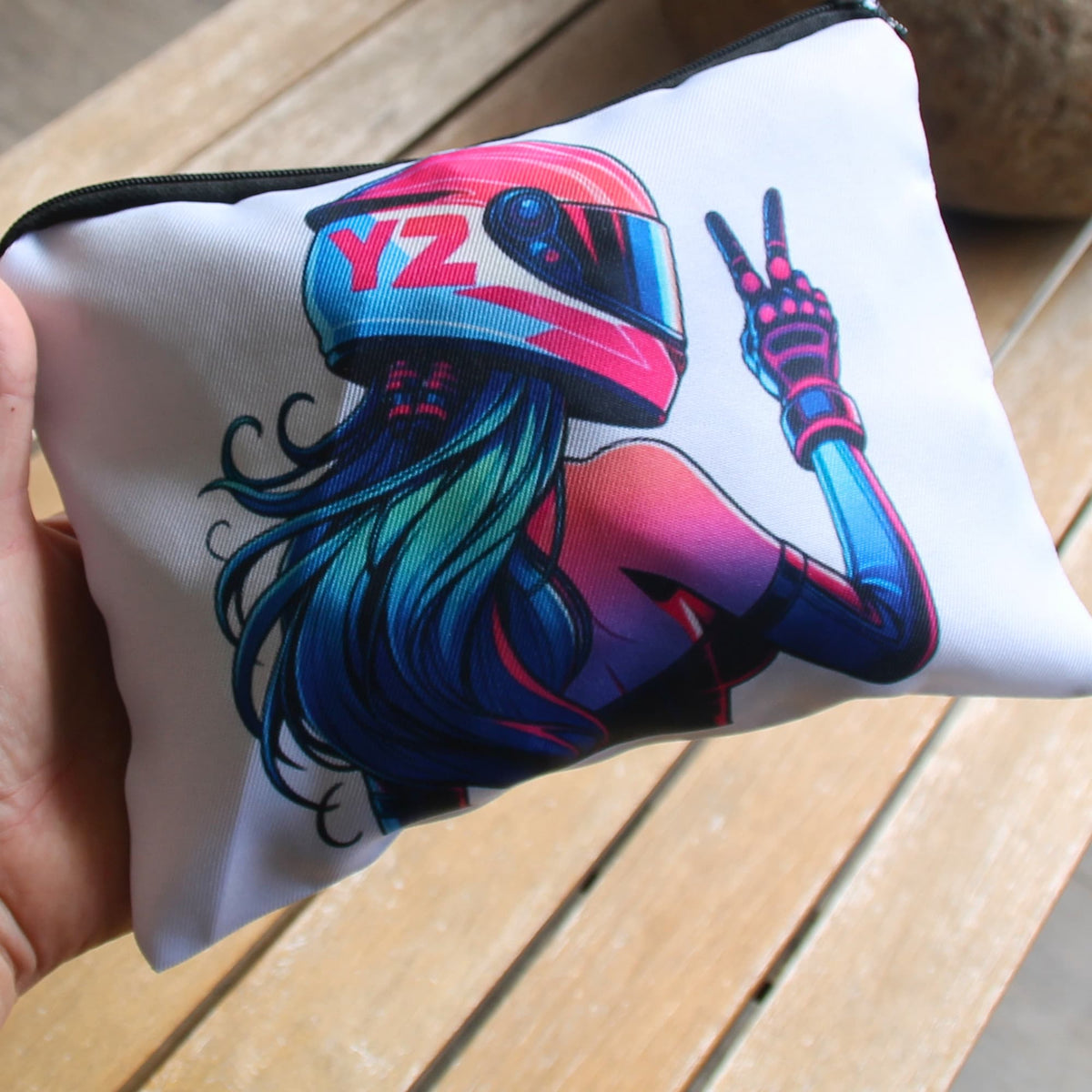 Pochette en tissu pour motarde imprimé d'une motarde casquée faisant signe V de la main
