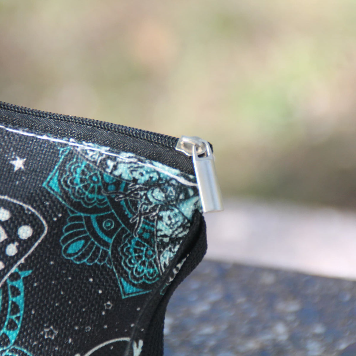 Gros plan sur la fermeture éclair et le zip de la pochette motarde Papillon Mandala