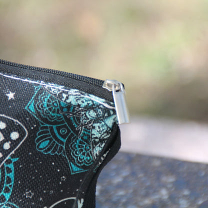 Gros plan sur la fermeture éclair et le zip de la pochette motarde Papillon Mandala