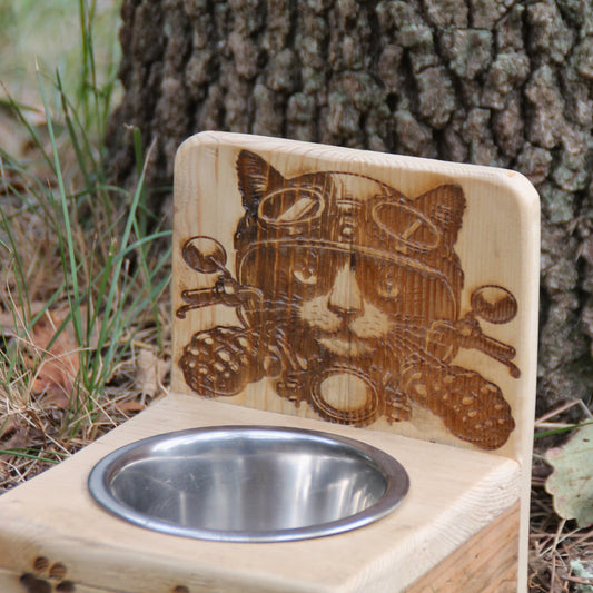 Gamelle faite main pour chat en inox et base en bois artisanal. Gravure chat motard