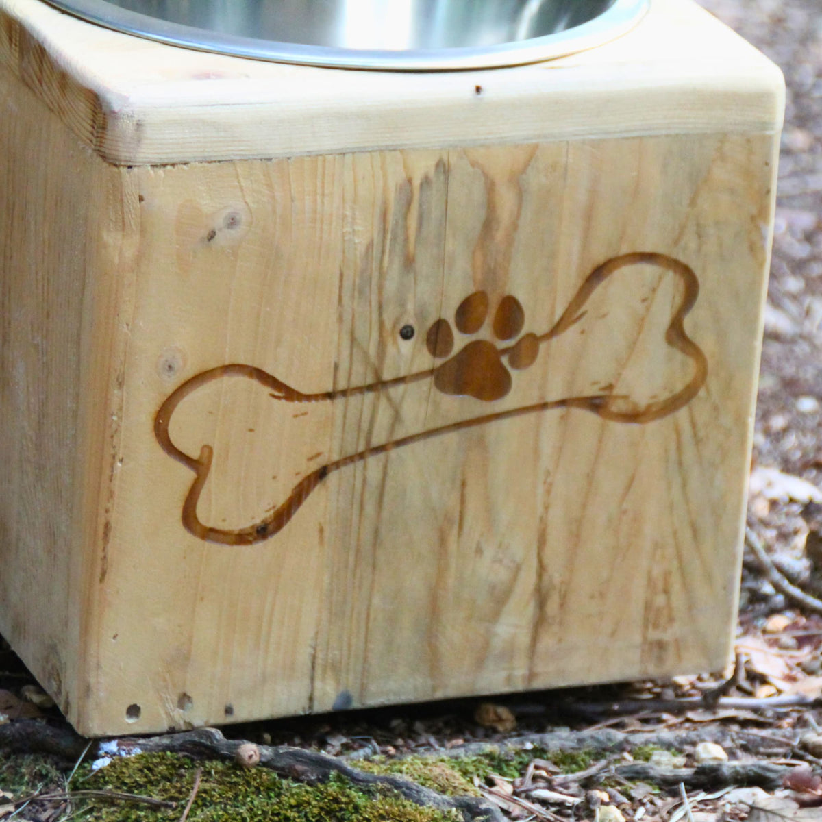 Zoom sur la gamelle chien en bois recyclé et gravure Doggy Bar 