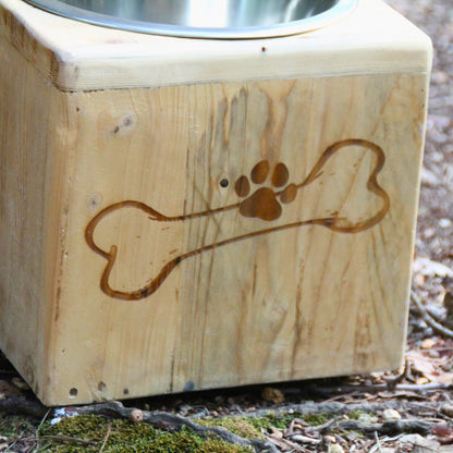 Zoom sur la gamelle chien en bois recyclé et gravure Doggy Bar 