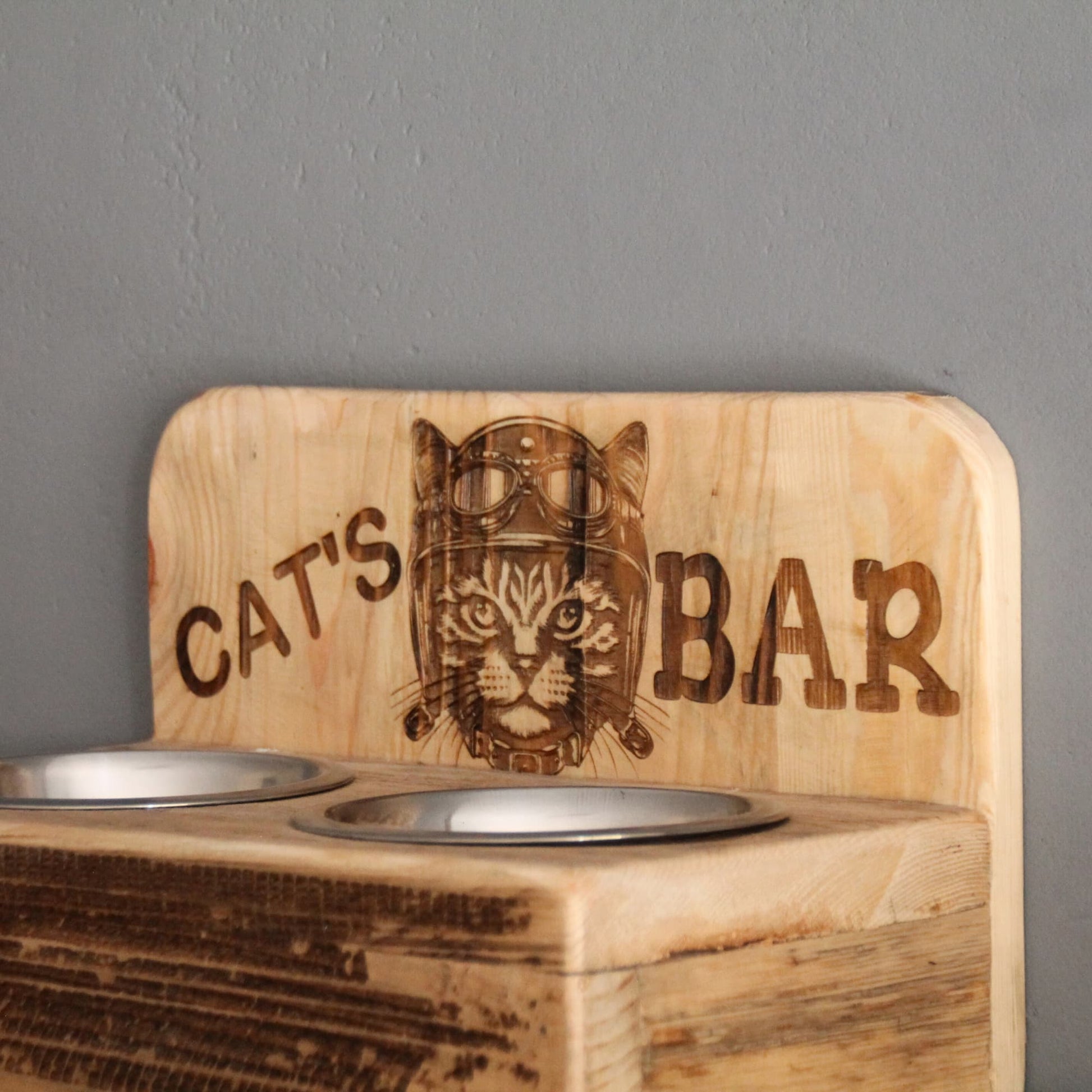 Zoom sur la gravure du Cat's bar deux gamelles inox en bois recyclé.