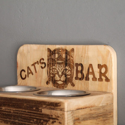 Zoom sur la gravure du Cat's bar deux gamelles inox en bois recyclé.