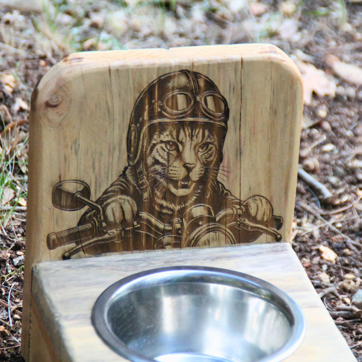 Zoom sur la gamelle chat inox et bois  de palette recyclé avec gravure chat motard.