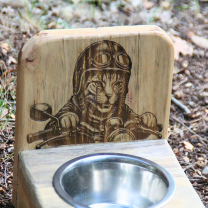 Zoom sur la gamelle chat inox et bois  de palette recyclé avec gravure chat motard.