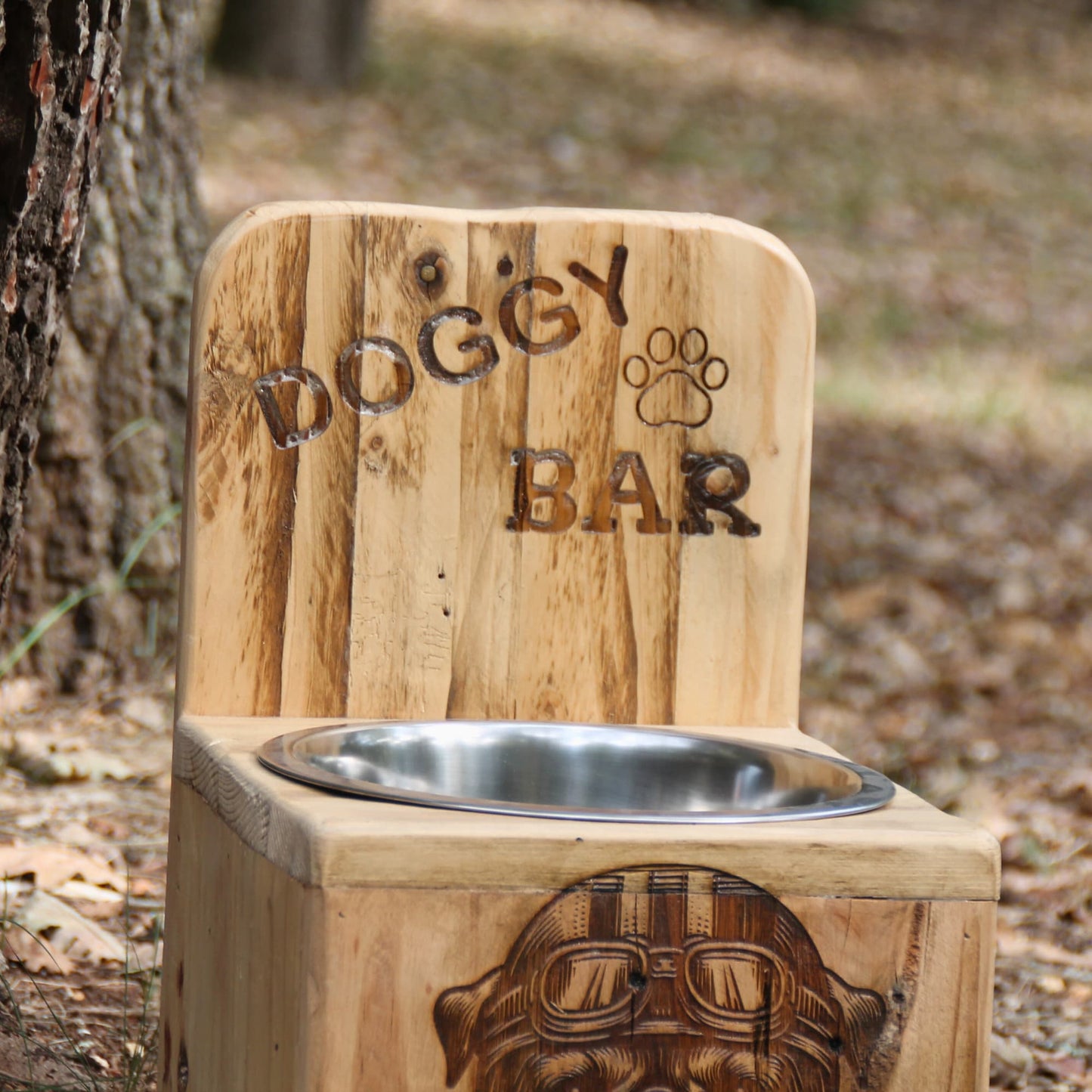 Gros plan sur la gravure du haut : Doggy bar et patte de chien
