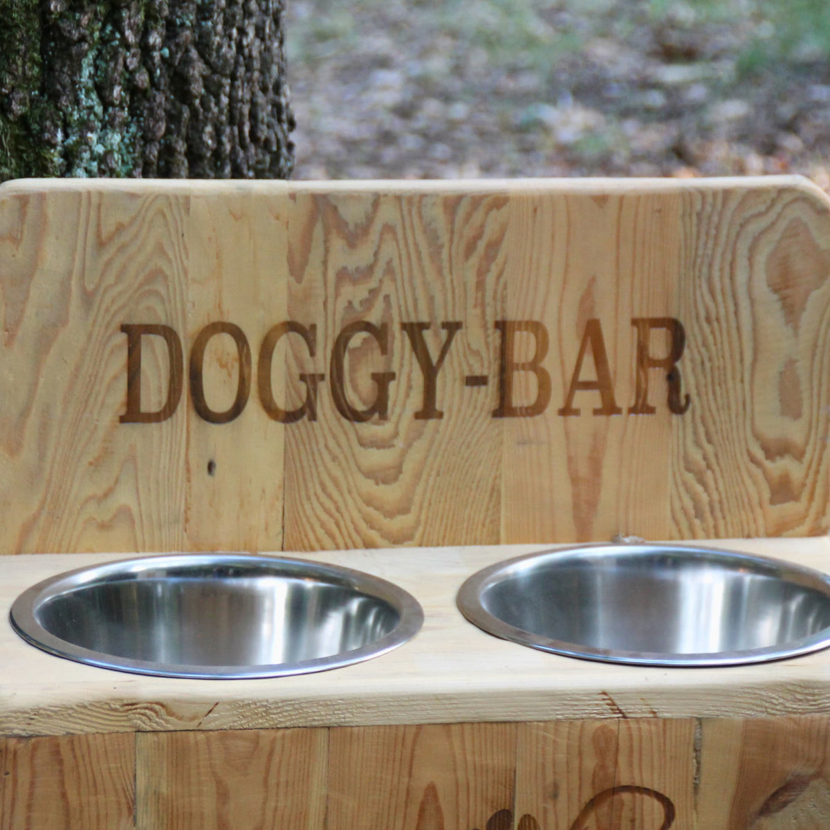 Zoom sur la gravure Doggy bar de la grande gamelle double pour gros chien en bois recyclé et inox. 