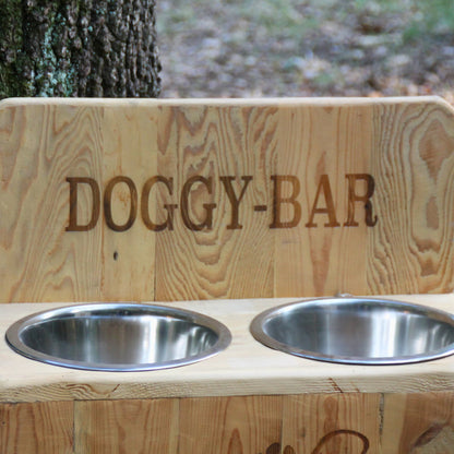 Zoom sur la gravure Doggy bar de la grande gamelle double pour gros chien en bois recyclé et inox. 