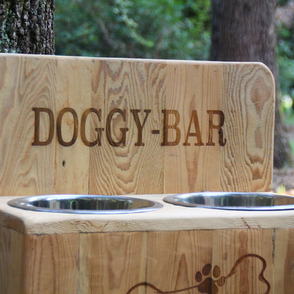 Grande gamelle double pour chien en bois recyclé et inox. Gravure Doggy Bar et os 
