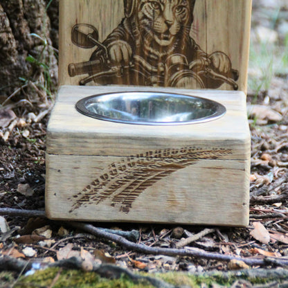 Zoom sur la gravure trace de pneu à l'avant de la gamelle chat motard. Un cat's bar original pour un cadeau motard ou biker