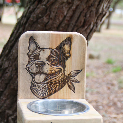 Gros plan sur la gamelle chien en inox amovible, insérée dans le Dog Bar en bois recyclé.