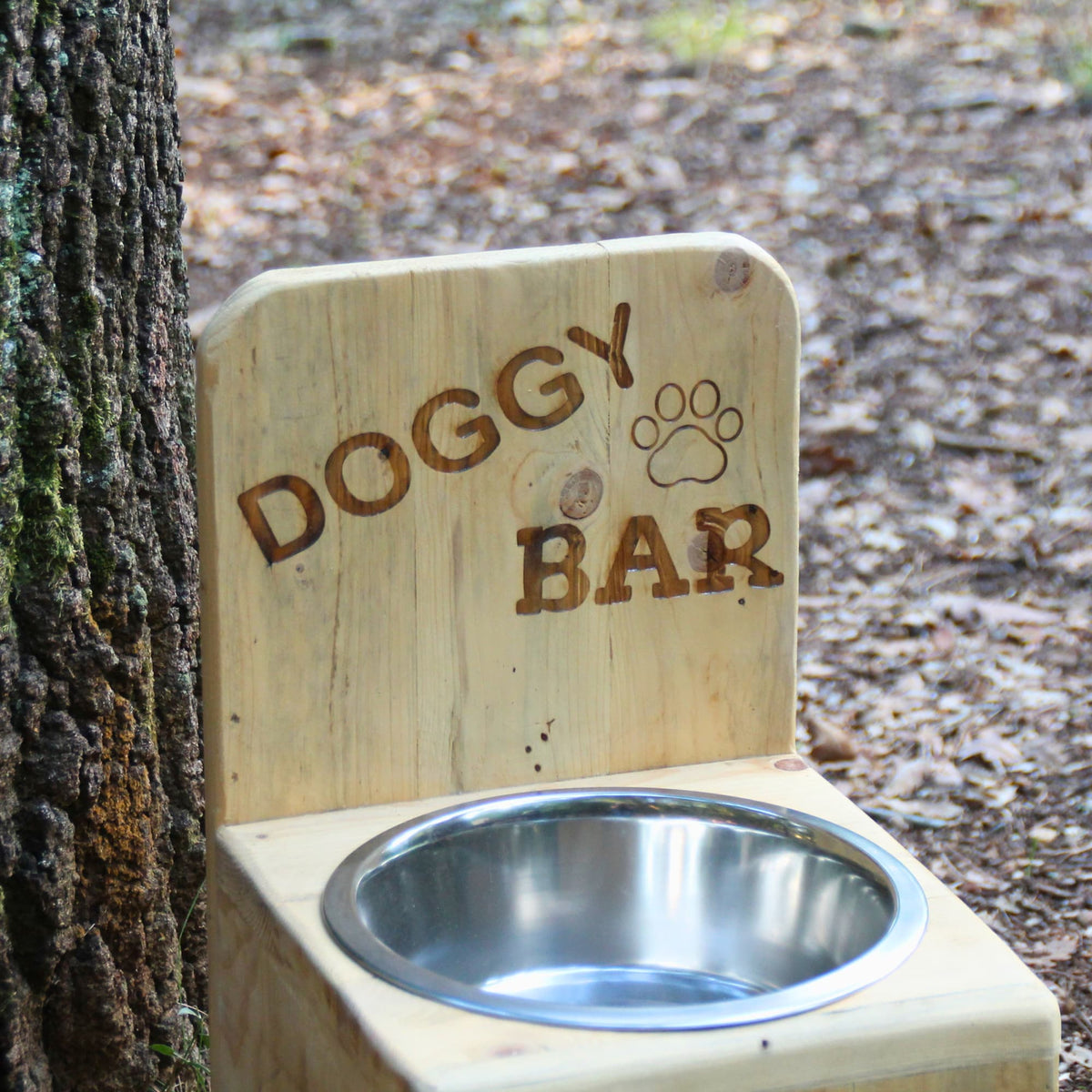 Zoom gravure Doggy Bar Support gamelle chien en bois recyclé et gravure.