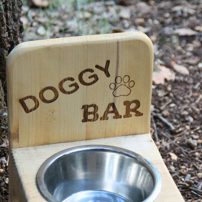 Details de la gravure sur la Gamelle surélevée pour chien en bois recyclé gamelle inox