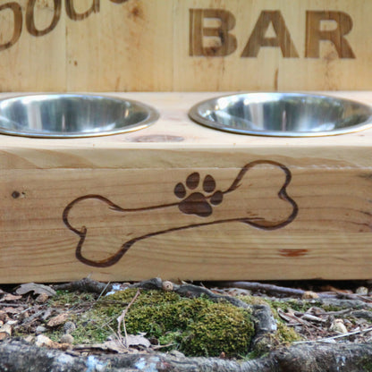 Zoom sur la gravure os et patte à l'avant du doggy bar en bois recyclé