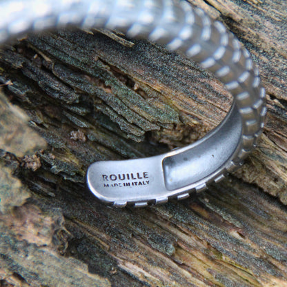 Zoom sur la gravure intérieure du bracelet jonc Rouille – Détail de la marque sur l’acier inoxydable argenté.